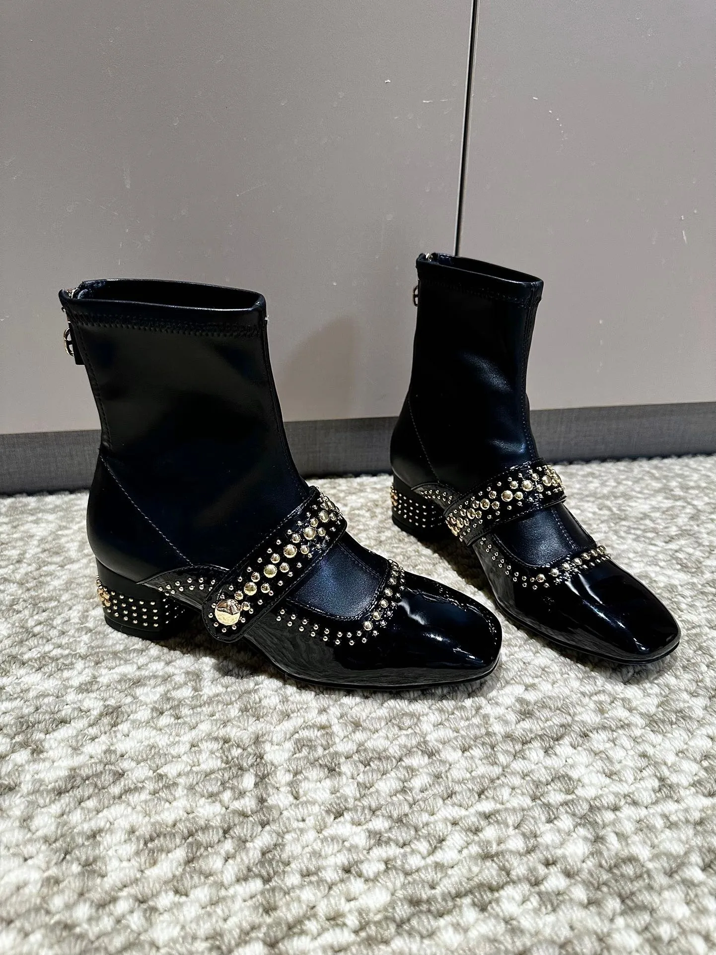 👟👟Ex-factory price 560👟👟 Women's genuine leather outsole, Dior 2024 series new product, this C'est Dior stretch boots show a striking and fashionable style. Carefully crafted, the rivet decoration on the upper shows style and the details add a touch of elegance. The lightweight two-tone Dior sole offers exceptional comfort and sporty appeal. Can add a stylish touch to any casual look. 35-40